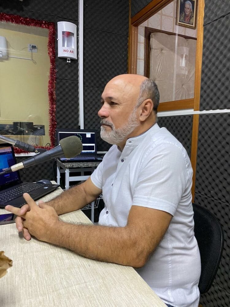 Jakson Charles destaca construção de escola e complexo esportivo em programa de rádio