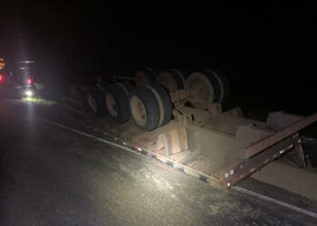 Acidente com carga de arroz interdita BR 153 em Anápolis e motorista é preso por embriaguez