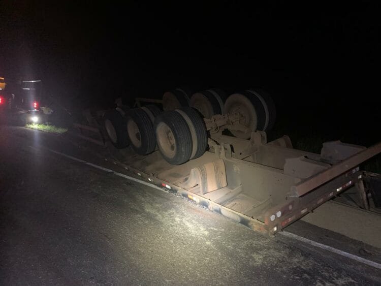 Acidente com carga de arroz interdita BR 153 em Anápolis e motorista é preso por embriaguez