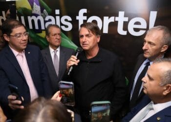Bolsonaro promete trabalhar para eleger 60% das prefeituras em 2024 e despachar do escritório do PL em Brasília