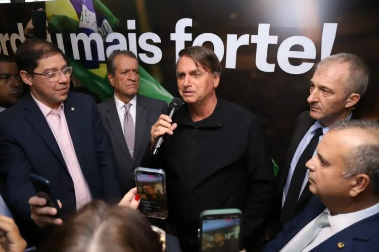Bolsonaro promete trabalhar para eleger 60% das prefeituras em 2024 e despachar do escritório do PL em Brasília