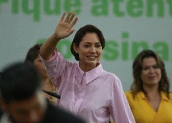 Política ganha destaque em pesquisa que aponta Michelle Bolsonaro como segunda mais admirada do país