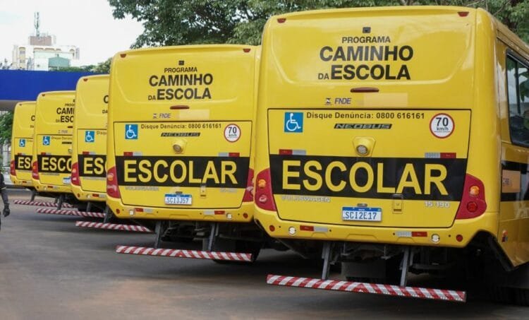 35 cidades de Goiás recebem novos ônibus para transporte escolar