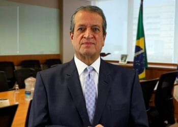 Chegada de Bolsonaro ao aeroporto gera preocupações de segurança e presidente do PL pede reforço policial