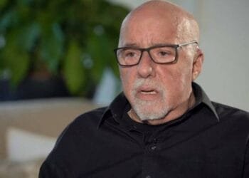 Escritor Paulo Coelho declara arrependimento por ter apoiado Lula