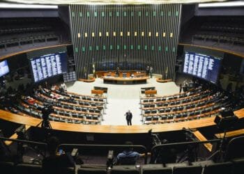 Governo não barra CPMI e tenta trazer de volta tropa de choque para virar o jogo no Congresso