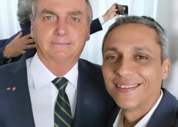 Deputado Gustavo Gayer afirma que Bolsonaro foi impedido de chegar até a população após desembarque em Brasília