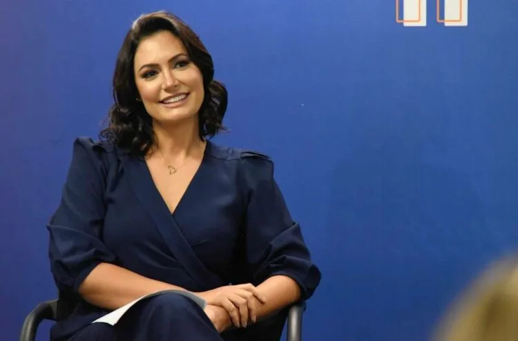 Michelle Bolsonaro ironiza e sugere CPI dos Móveis da Alvorada após acusação de sumiço de móveis