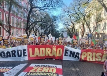 Protesto contra Lula em Portugal: ‘Lugar de ladrão é na prisão’