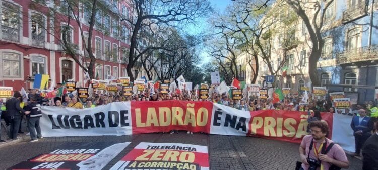 Protesto contra Lula em Portugal: ‘Lugar de ladrão é na prisão’