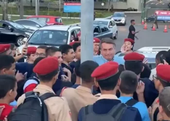 Vídeo: Visita de Bolsonaro a colégio militar é marcada por entusiasmo de alunos