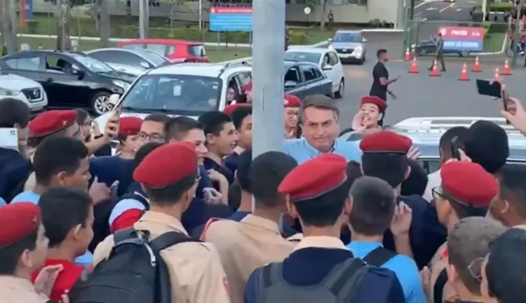 Vídeo: Visita de Bolsonaro a colégio militar é marcada por entusiasmo de alunos