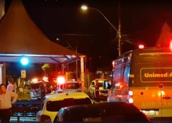 URGENTE: Homem esfaqueia varias pessoas em hospital