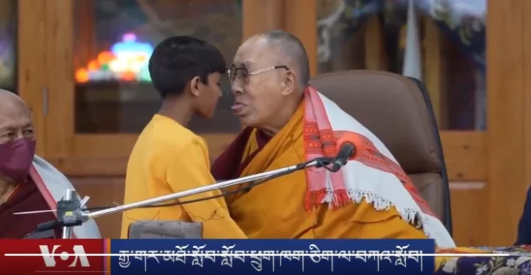 URGENTE: Dalai Lama pede a menino que ‘chupe sua língua’ e gera repulsa