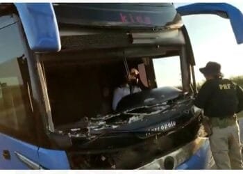 VÍDEO: Motorista é flagrado dirigindo ônibus sem para-brisa e utilizando capacete em viagem