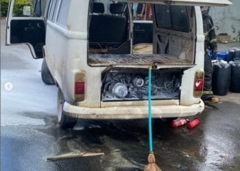 Bombeiros agem rápido e controlam incêndio em Kombi durante atendimento de acidente de trânsito em Anápolis