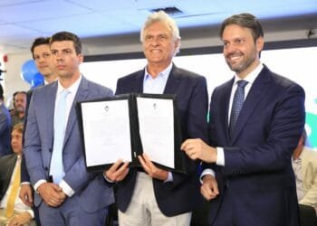 Caiado pede “empenho máximo” ao empossar Pedro Sales na Seinfra e Alexandre Baldy na Agehab