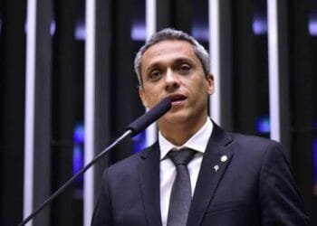 Câmara aprova pedido de Gustavo Gayer e terá subcomissão para tratar de censura