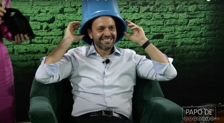 Com balde na cabeça, Alexandre Baldy protagoniza momentos descontraídos no Papo de Garagem