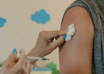 Anápolis inicia aplicação da bivalente em público acima de 18 anos