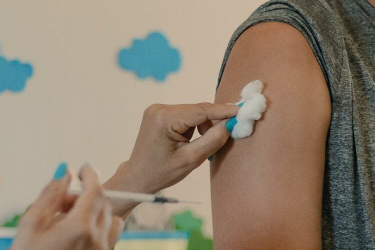 Anápolis inicia aplicação da bivalente em público acima de 18 anos