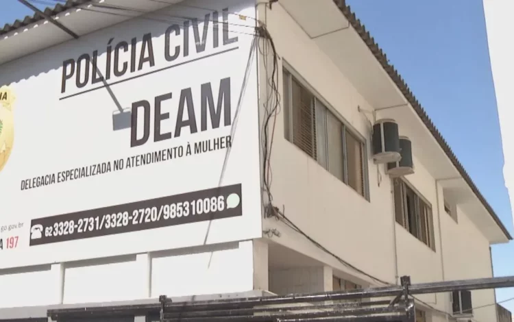 Mulher é socorrida por amigas após ser agredida pelo noivo em Anápolis