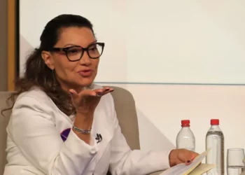 Mesa de R$ 200 mil: primeira-dama é barrada em tentativa de compra