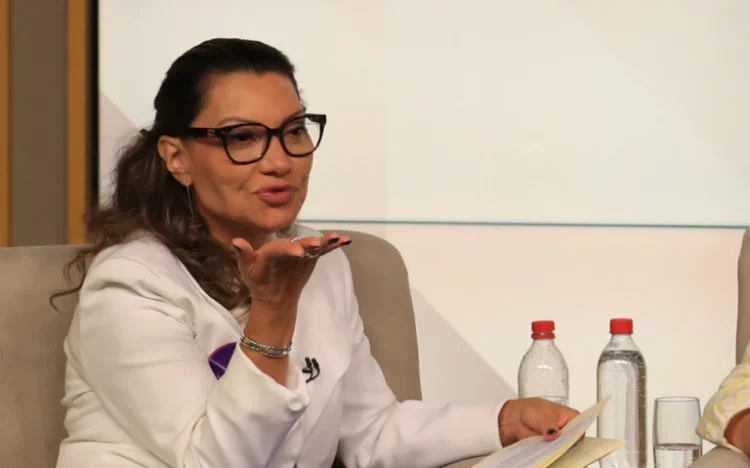 Mesa de R$ 200 mil: primeira-dama é barrada em tentativa de compra