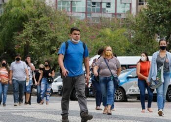 Covid-19: Mais de 37 milhões de casos da doença foram registrados no Brasil