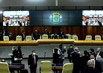 Veto de Rogério Cruz é derrubado e projeto em favor do porte de armas para CACs é aprovado na Câmara de Goiânia