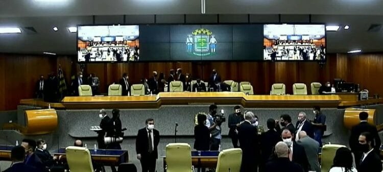 Veto de Rogério Cruz é derrubado e projeto em favor do porte de armas para CACs é aprovado na Câmara de Goiânia