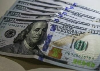 Dólar abre pregão cotado a R$ 4,94 e se torna vantajoso para turistas