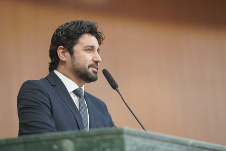 CCJ aprova projeto de Fred Rodrigues que proíbe mudança de sexo em crianças e outro que veda invasores de terra de receber benefícios do governo