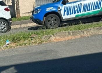 VÍDEO: Casal é flagrado fazendo sexo com carro parado em via pública