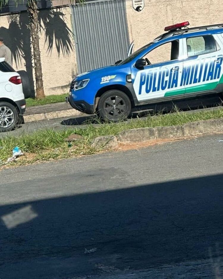 VÍDEO: Casal é flagrado fazendo sexo com carro parado em via pública