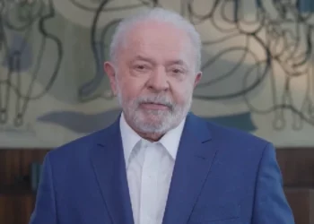 Lula anuncia em cadeia nacional reajuste de R$ 18 no mínimo