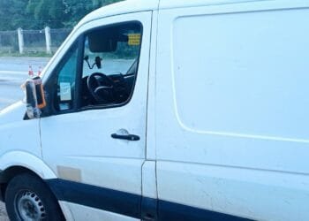 Dirigir sem retrovisor: motorista é flagrado improvisando com espelho de supermercado e fita adesiva na BR-060