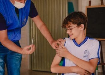 Alunos da rede municipal podem se vacinar contra Covid e Influenza na escola