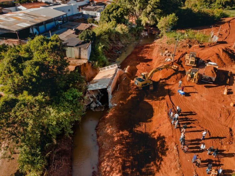 Prefeito Roberto Naves destaca importância do Anápolis Investe na reconstrução da ponte do Parque da Matinha