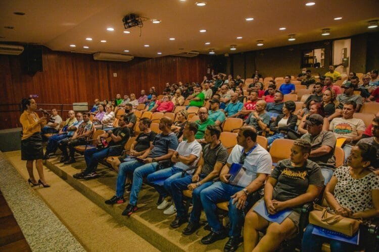 Vigilantes da rede municipal participam de formação