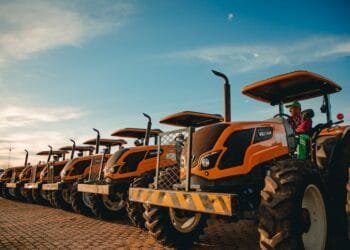 Prefeitura dobra capacidade de roçagem com reforço de mais tratores e novos maquinários