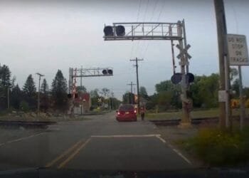 VÍDEO: Avó e netos escapam por pouco de acidente com trem nos EUA