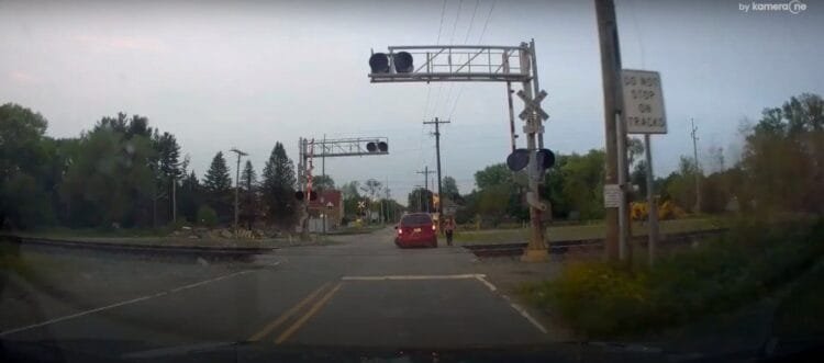VÍDEO: Avó e netos escapam por pouco de acidente com trem nos EUA