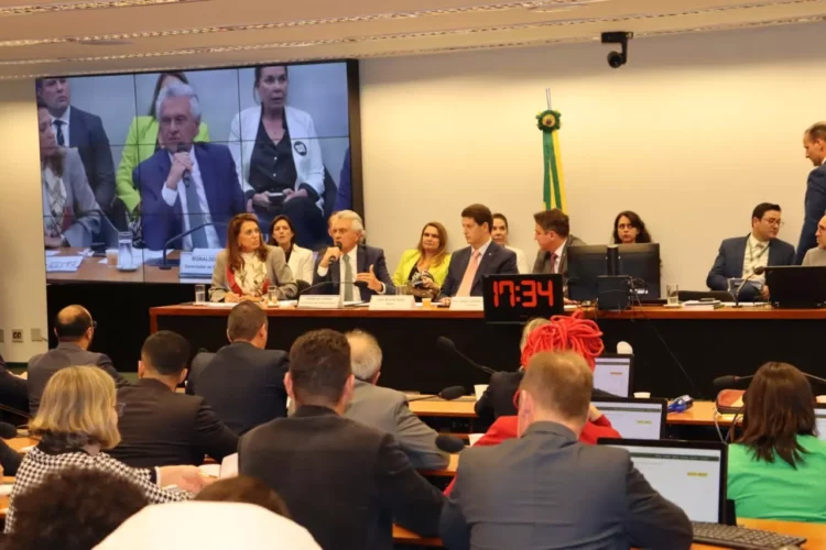 Ronaldo Caiado discute com deputado do PT durante CPI do MST: ‘Não sou da sua laia’