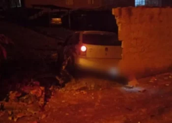 Motorista perde controle do carro, atropela duas mulheres e invade residência em Anápolis