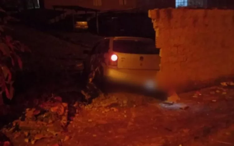 Motorista perde controle do carro, atropela duas mulheres e invade residência em Anápolis