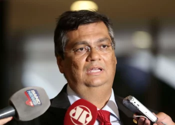 Flavio Dino ameaça regular plataformas digitais por decreto ou decisão judicial