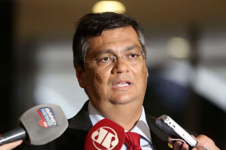 Flavio Dino ameaça regular plataformas digitais por decreto ou decisão judicial