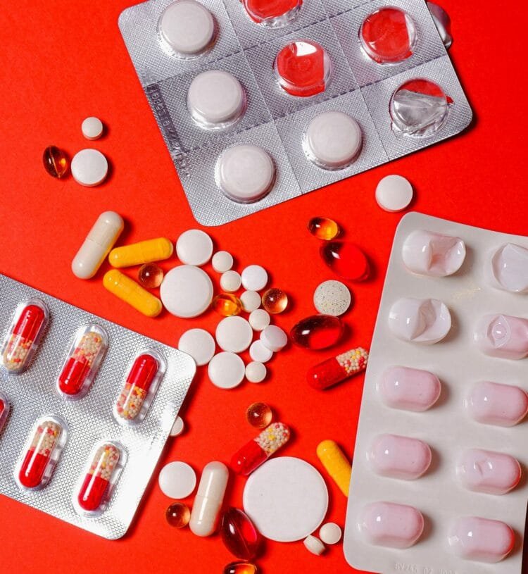 URGENTE: Quase mil pessoas já se intoxicaram com remédios em Goiás, só neste ano