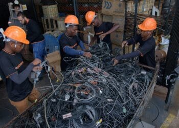 Empresa anapolina lança projeto para retirada de fios soltos em postes